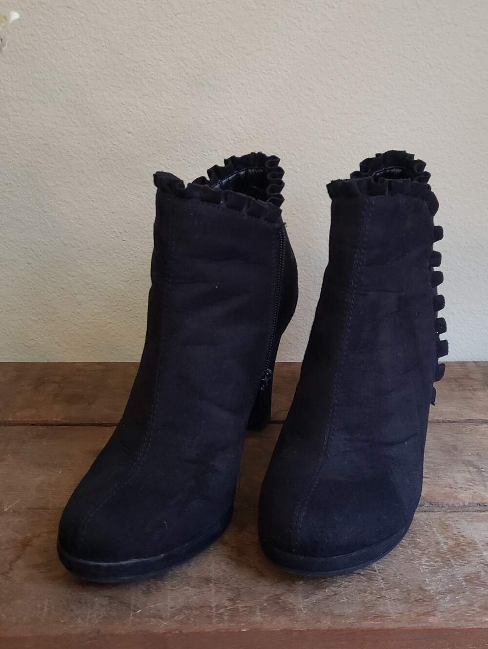 Fashion Bug Black Ruffle-Trim Ankle Booties Size 7.5 - Picture 2 of 7
